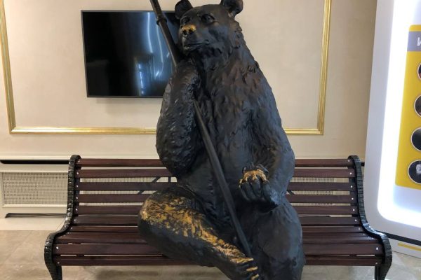 Изготовление скульптуры «Медведь с секирой»